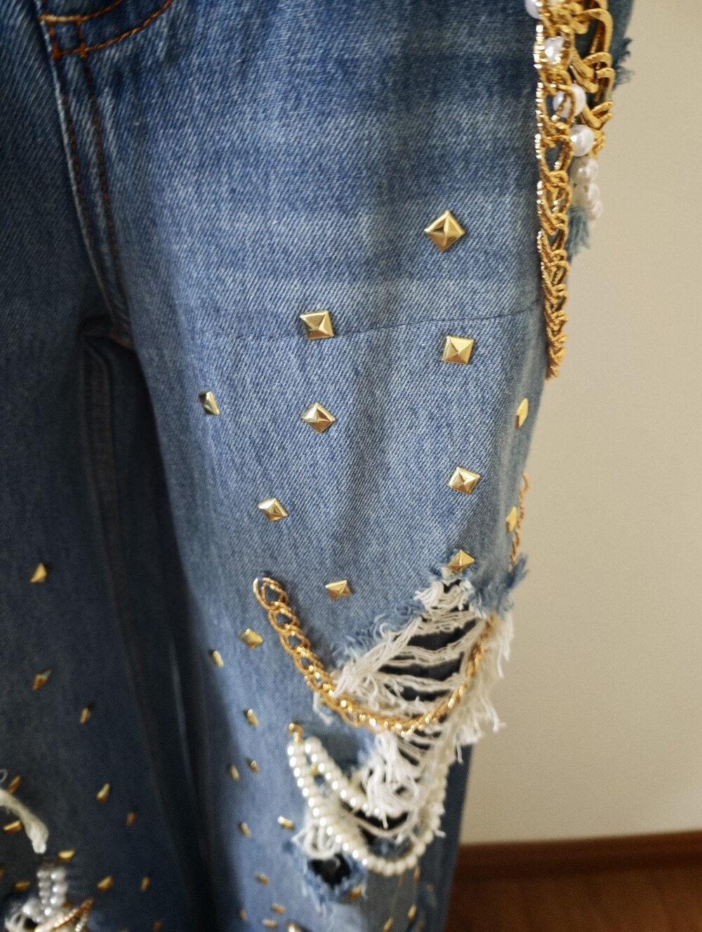 Alice + Olivia HARPER EMBELLISHED RIPPED JEAN - Picture 13 of 14
